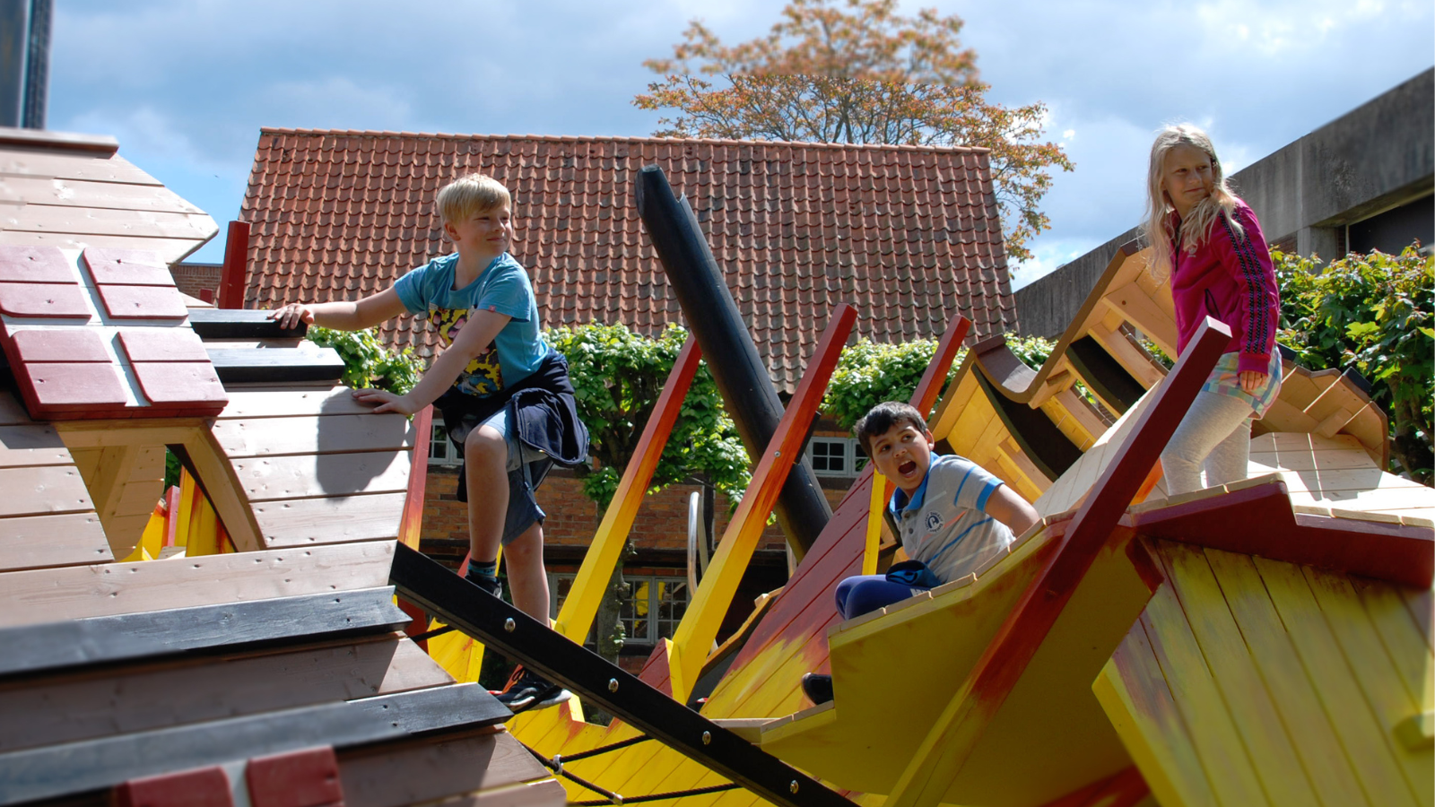 Børn på legeplads ved Køge Museum