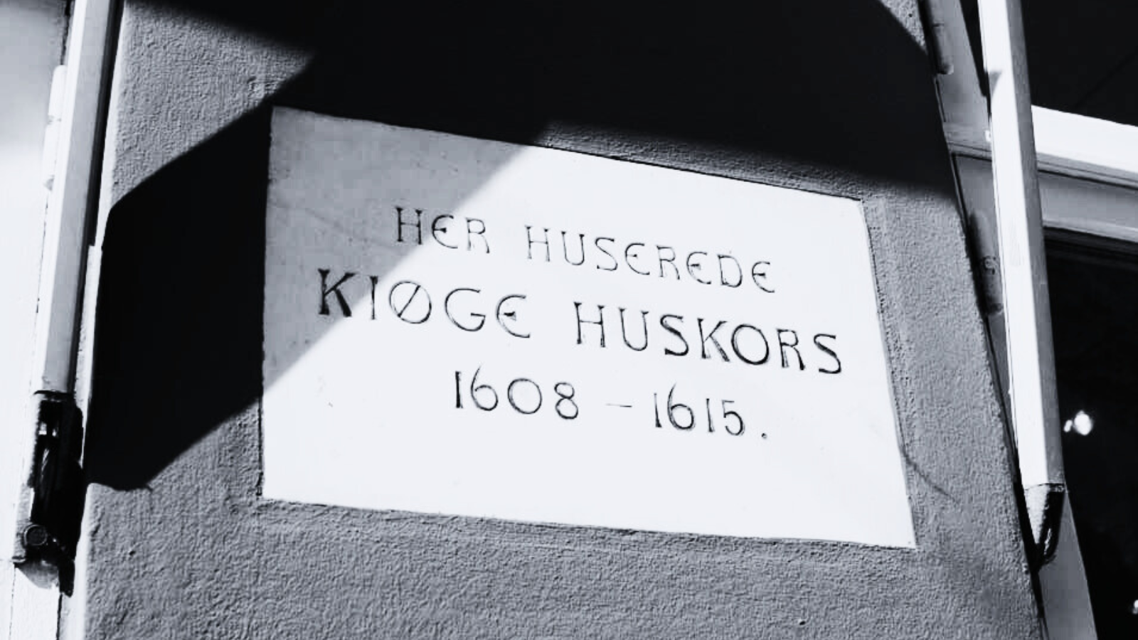 Sort og hvid Køge Huskors