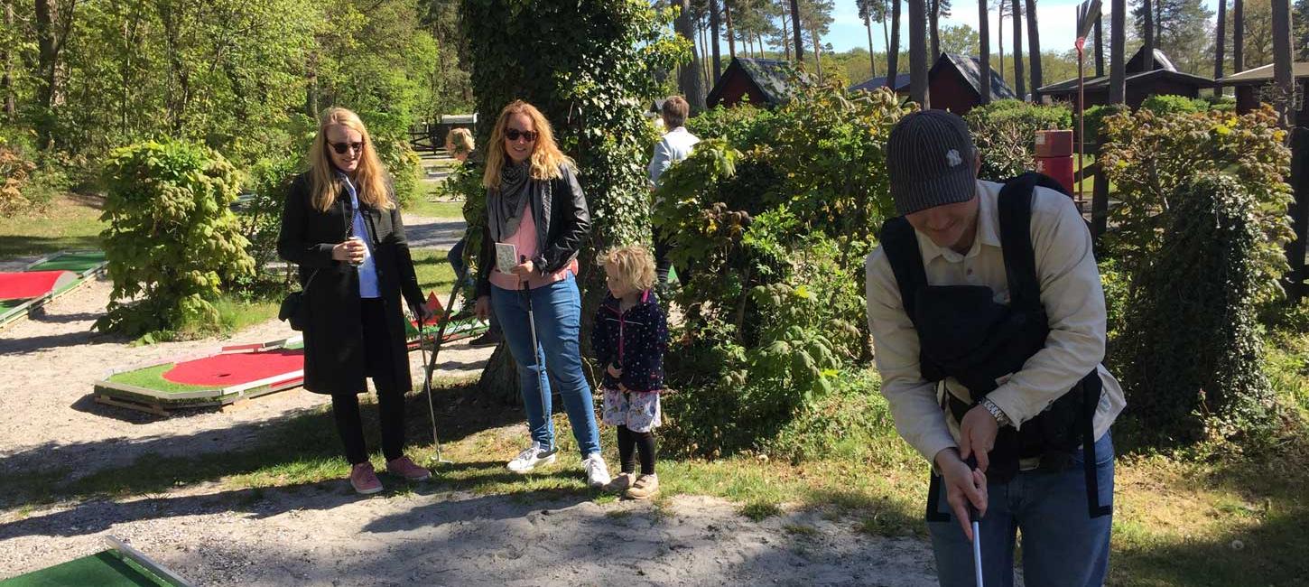 Familie spille minigolf på Køge & Vallø Camping