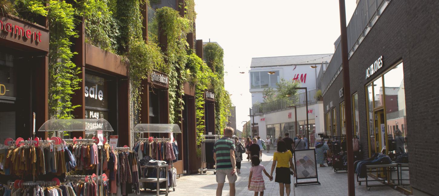 familie på shopping strædet sommer