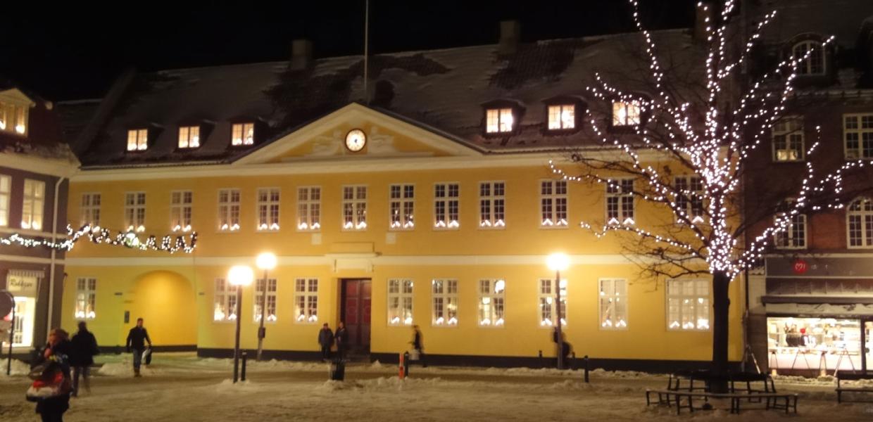Køge Rådhus med julelys