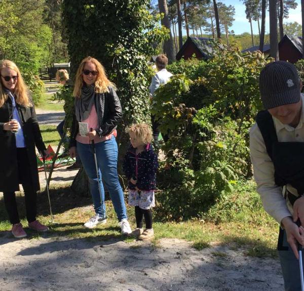 Familie spille minigolf på Køge & Vallø Camping