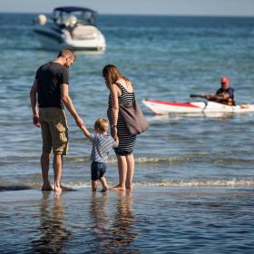 Familie ved vandet